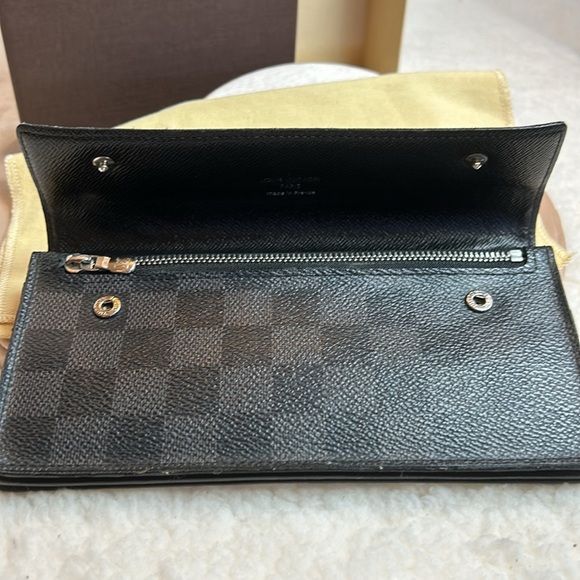 Louis Vuitton Wallet. Comes with a dust bag and a beautiful box. 2 - Picture 3 of 14
